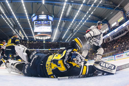 s målvakt Jonas Gunnarsson räddar ett skott