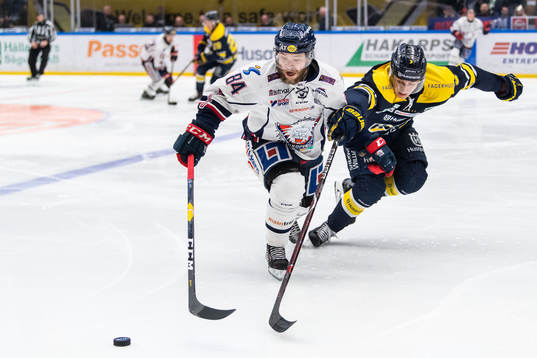 s Isac Brännström i kamp om pucken