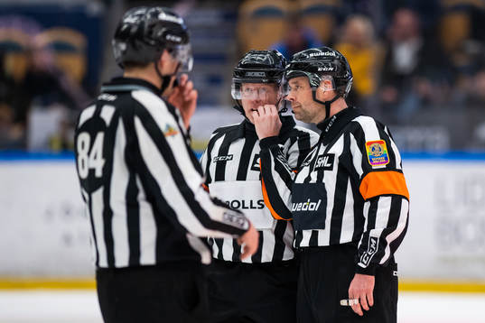 Domarna Pehr Claesson och Patrik Sjöberg samtalar