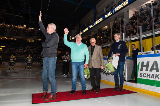 Anders Wallin och Pether Eriksson vinkar till publiken