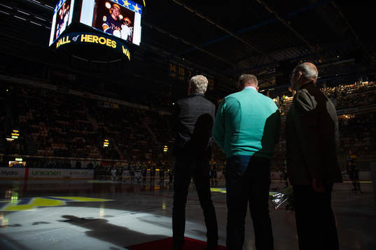 Pether Eriksson och Anders Wallin tittar upp mot jumbotronen