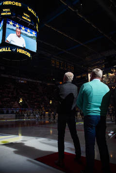 Pether Eriksson och Anders Wallin tittar upp mot jumbotronen