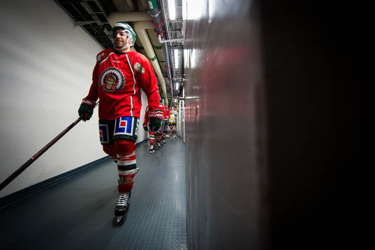 Frölundas Joel Lundqvist på väg in för att värma innan
