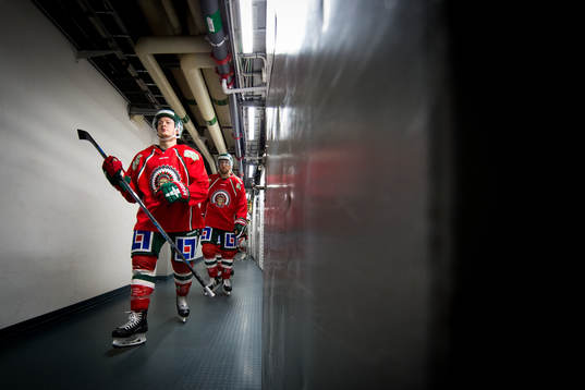 Frölundas Rhett Rakshani på väg in för att värma innan