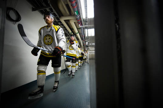 Brynäs Joachim Rohdin på väg in för att värma innan