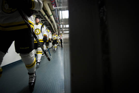 Brynäs på väg in för att värma innan ishockeymatchen i