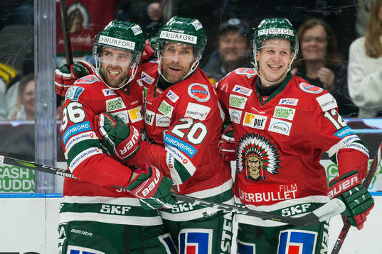 Frölundas Joel Lundqvist jublar med Brandon Gormley och
