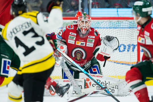 Brynäs Ryan Gunderson skjuter 1-2 bakom Frölundas