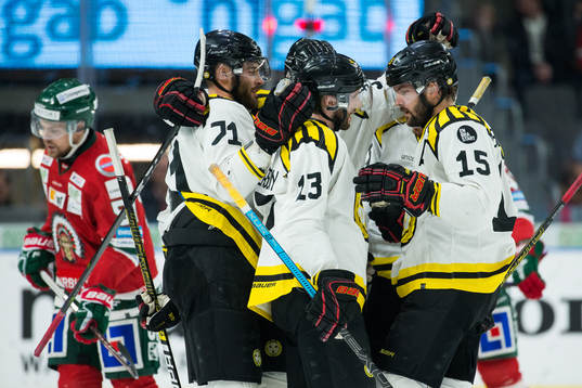 Brynäs Ryan Gunderson jublar med lagkamrater