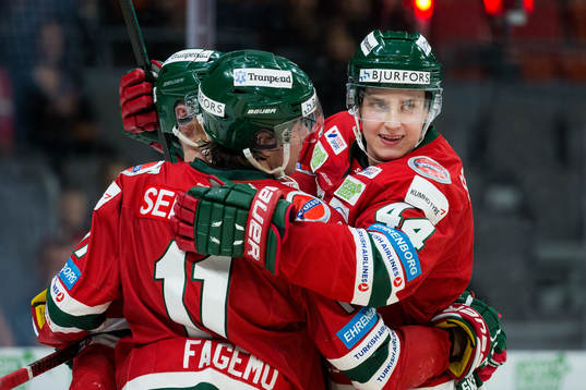 Frölundas Simon Hjalmarsson jublar med Samuel Fagemo och