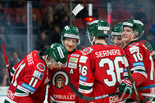 Frölundas Simon Hjalmarsson jublar med Samuel Fagemo,