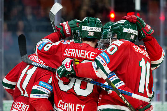 Frölundas Simon Hjalmarsson jublar med Samuel Fagemo,
