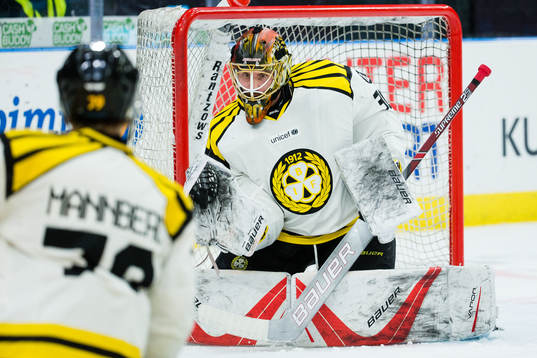 Brynäs målvakt Joacim Eriksson med en plockräddning