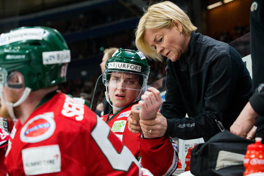 Frölundas Jacob Peterson får sin hand lindad