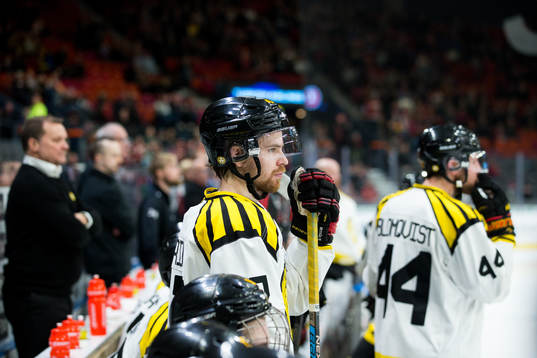 Brynäs Eric Norin deppar i slutet av ishockeymatchen i SHL
