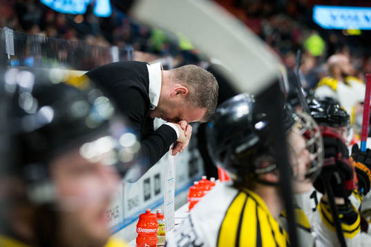 Brynäs assisterande tränare Mikael Holmqvist deppar