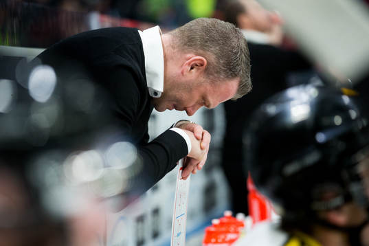 Brynäs assisterande tränare Mikael Holmqvist deppar