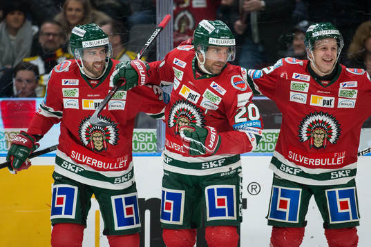 Frölundas Joel Lundqvist jublar med Brandon Gormley och