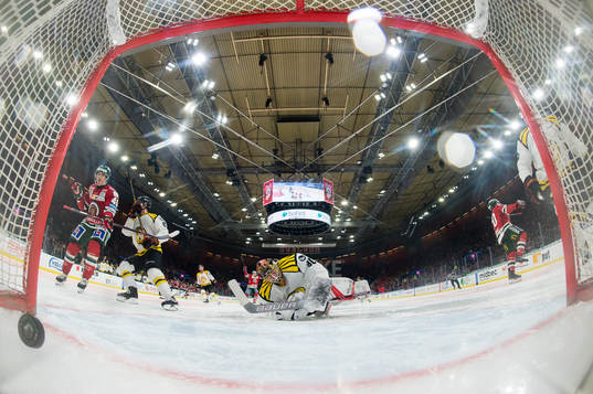 Frölundas Joel Lundqvist skjuter 1-0 bakom Brynäs