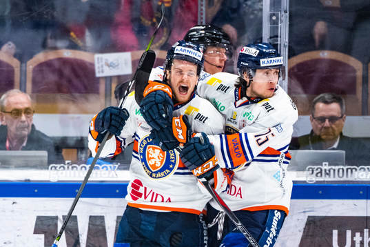Växjös Brendan Shinnimin och Dominik Bokk jublar