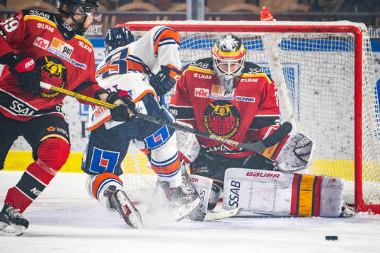 Växjös Nichlas Hardt och Luleås målvakt Joel Lassinantti