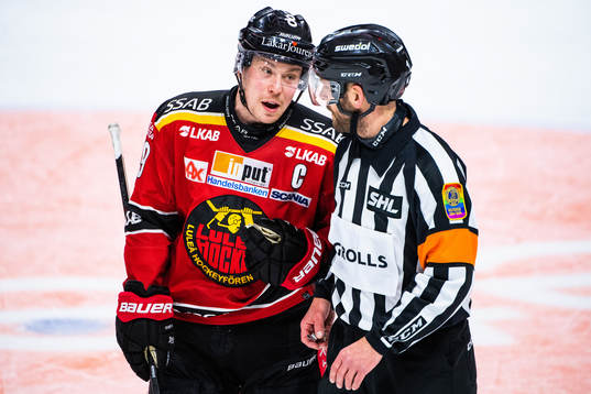 Luleås Erik Gustafsson och domare Marcus Linde