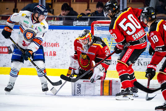 Växjös Tuomas Kiiskinen och Luleås målvakt Joel