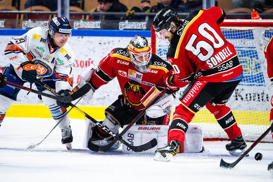 Växjös Tuomas Kiiskinen och Luleås målvakt Joel