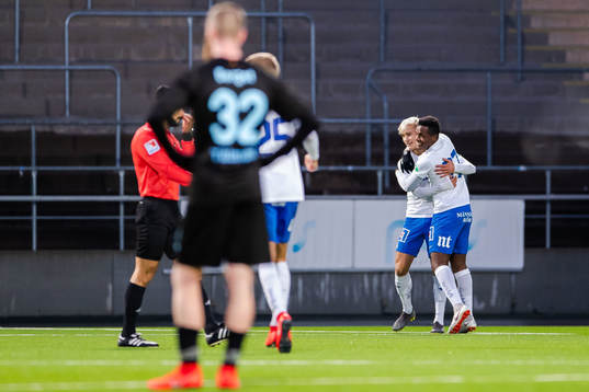 IFK Norrköpings Pontus Almqvist jublar med lagkamrater