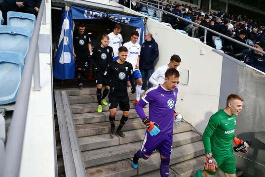 Spelarna gör entré till träningsmatchen i fotboll mellan