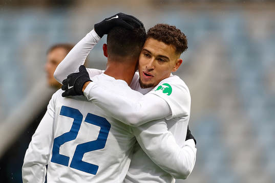 IFK Norrköpings Jordan Larsson kramar om Ian Smith