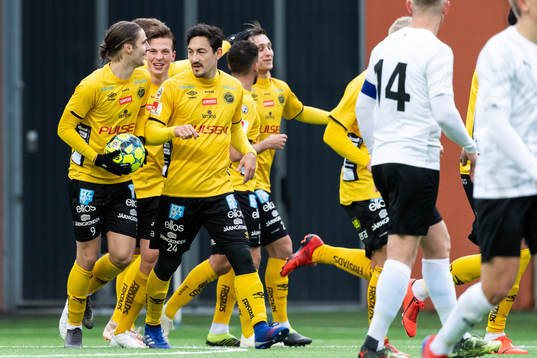 Elfsborgs Pawel Cibicki jublar med Stefan Ishizaki