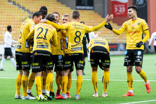 Elfsborgs Rami Kaib (skymd) klappas om av lagkamraterna