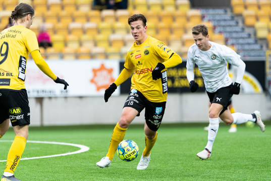 Elfsborgs Simon Olsson med Örebros Johan Bertilsson i