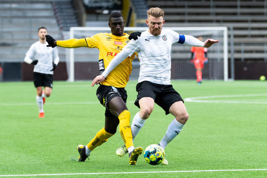 Örebros Michael Almebäck och Elfsborgs Marokhy Ndione