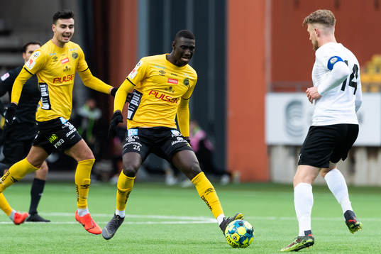 Örebros Michael Almebäck och Elfsborgs Marokhy Ndione