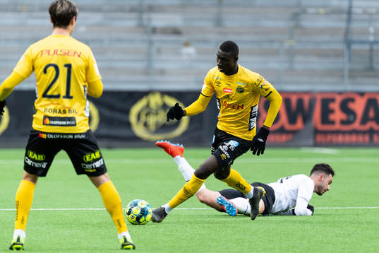 Elfsborgs Marokhy Ndione tar sig förbi Örebros Simon Amin