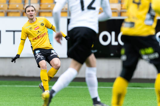 Elfsborgs Pawel Cibicki skjuter frispark