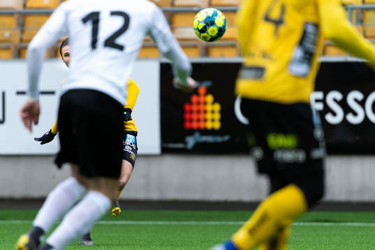 Elfsborgs Pawel Cibicki skjuter frispark