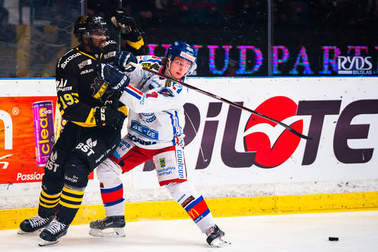 s Daniel Muzito-Bagenda och Oskarshamns Isak Pantzare