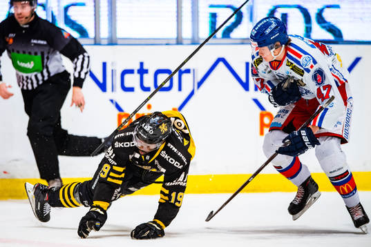 s Daniel Muzito-Bagenda faller i en dull med Oskarshamns