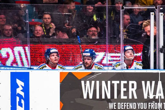 Oskarshamns spelare deppar i utvisningsbåset