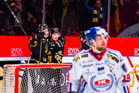 s Jesper Frödén jublar