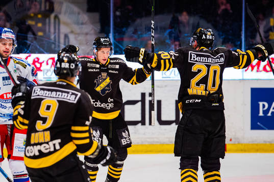 s Sam Marklund jublar med Fredric Weigel