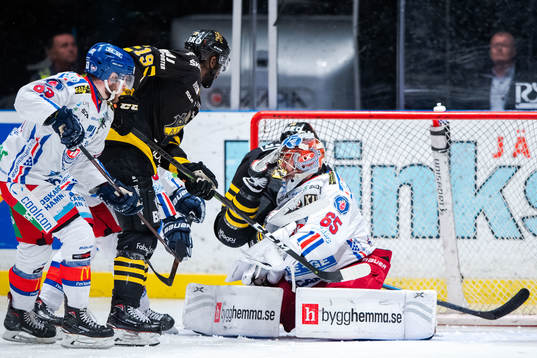 s Justin Crandall och Oskarshamns målvakt Christoffer