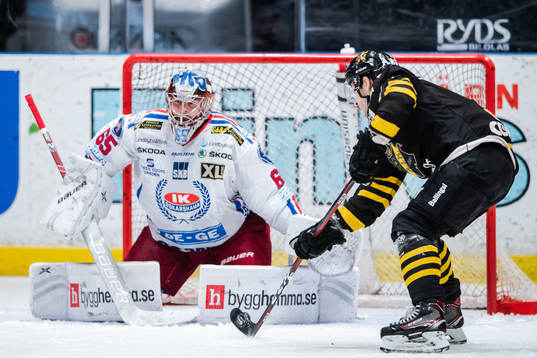 s Garry Nunn och Oskarshamns målvakt Christoffer Rifalk