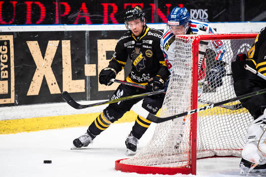 s Justin Crandall och Oskarshamns Arsi Piispanen