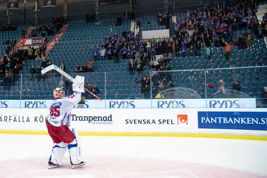 Oskarshamns målvakt Christoffer Rifalk jublar framför