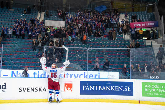 Oskarshamns målvakt Christoffer Rifalk jublar framför