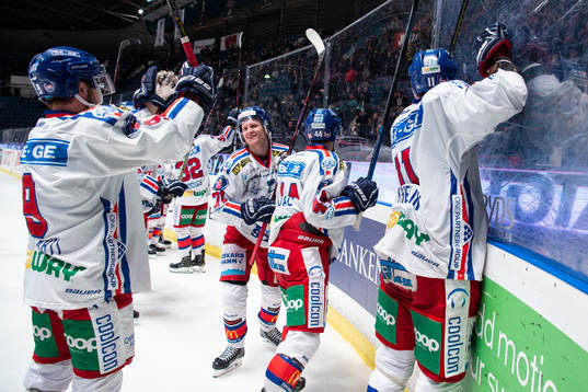 Oskarshamns spelare jublar framför klacken